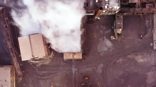 Αεροφωτογραφία πάνω από βιομηχανική πόλη με ατμόσφαιρα αέρα. Βρώμικος καπνός και νέφος από σωλήνες χαλυβουργείων και υψικαμίνων. Οικολογικό — Αρχείο Βίντεο