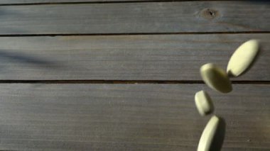 Tabletlerle masaya düşen farklı hapların yakın plan çekimi, ilaç endüstrisi konsepti