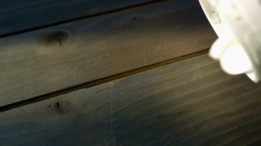 Tabletlerle masaya düşen farklı hapların yakın plan çekimi, ilaç endüstrisi konsepti