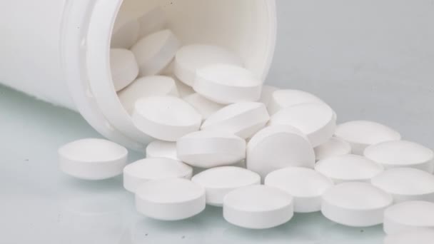 Крупный план различных таблеток, падающих на стол с таблетками, концепции фармацевтической промышленности — стоковое видео