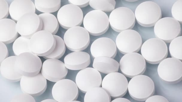 Tabletlerle masaya düşen farklı hapların yakın plan çekimi, ilaç endüstrisi konsepti — Stok video