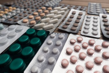 Tabletli farklı hapların yakın plan çekimi, ilaç endüstrisi konsepti