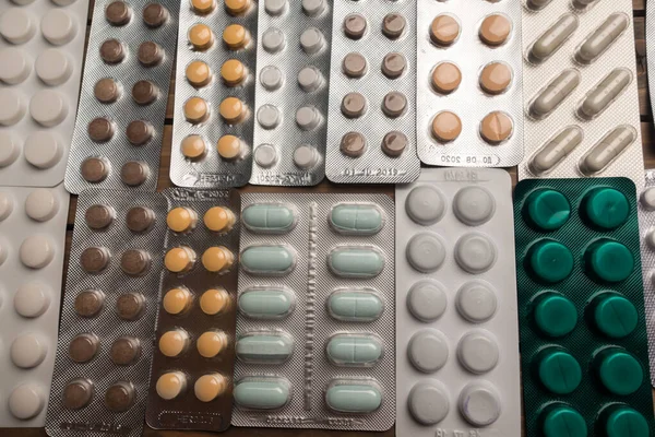 Closeup shot af forskellige piller på bordet med tabletter, farmaceutisk industri koncept - Stock-foto