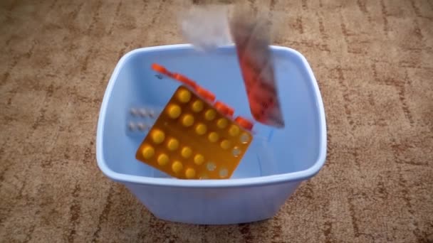 Detailní záběr různých pilulek padajících do odpadkového koše, koncept farmaceutického průmyslu. — Stock video