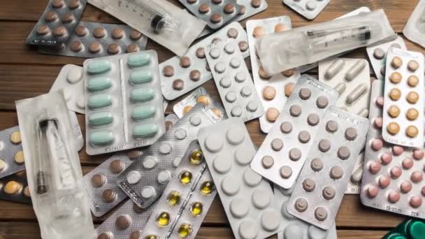 Крупный план различных таблеток, концепция фармацевтической промышленности . — стоковое видео