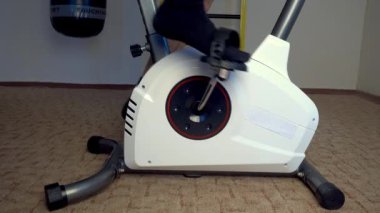 Sabit bisiklette spor salonu egzersizi. egzersiz bisikleti eğitimi