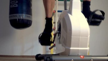 Sabit bisiklette spor salonu egzersizi. egzersiz bisikleti eğitimi