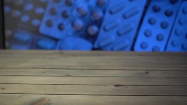 Masaya düşen farklı hapların yakın plan çekimi, ilaç endüstrisi konsepti.