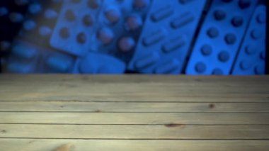 Masaya düşen farklı hapların yakın plan çekimi, ilaç endüstrisi konsepti.