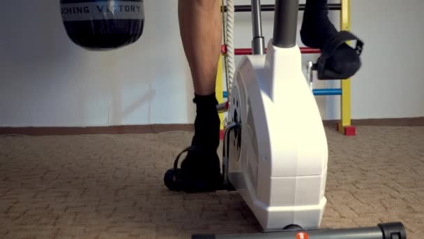 Тренажерні вправи на стаціонарному велосипеді. тренування на тренувальному велосипеді — стокове відео