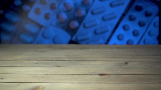 Gros plan de différentes pilules tombant sur la table, concept de l'industrie pharmaceutique .