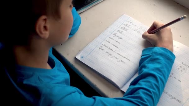 한 소년의 어깨에 총상을 입고, 학교에서 글쓰는 법을 배우는 모습 — 비디오
