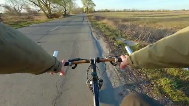 Velocidade de bicicleta de montanha. Vista da perspectiva de primeira pessoa POV. Full HD gimbal estabilizado vídeo, Gopro herói 8 preto . — Vídeo de Stock