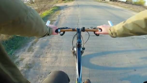 Velocidad en bicicleta de montaña. Vista desde la perspectiva de primera persona POV. Full HD gimbal estabilizado de vídeo, Gopro Hero 8 negro . — Vídeo de stock