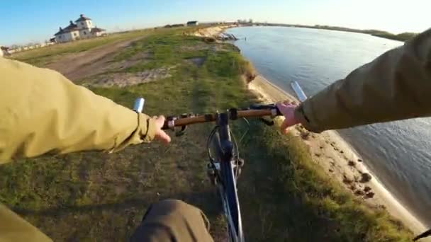 Velocidad en bicicleta de montaña. Vista desde la perspectiva de primera persona POV. Full HD gimbal estabilizado de vídeo, Gopro Hero 8 negro . — Vídeos de Stock