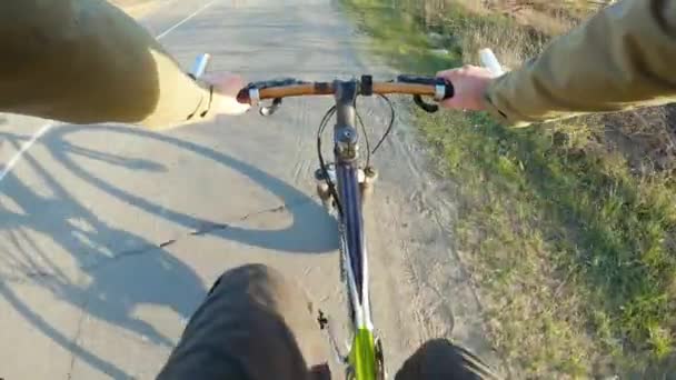 Velocidad en bicicleta de montaña. Vista desde la perspectiva de primera persona POV. Full HD gimbal estabilizado de vídeo, Gopro Hero 8 negro . — Vídeo de stock