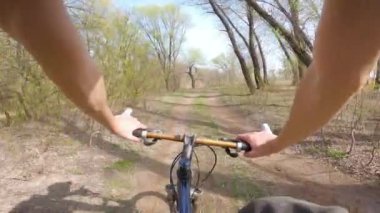 Dağ bisikleti sürüşü. Birinci şahıs bakış açısıyla görüntüle.