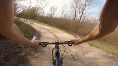 Dağ bisikleti sürüşü. Birinci şahıs bakış açısıyla görüntüle.