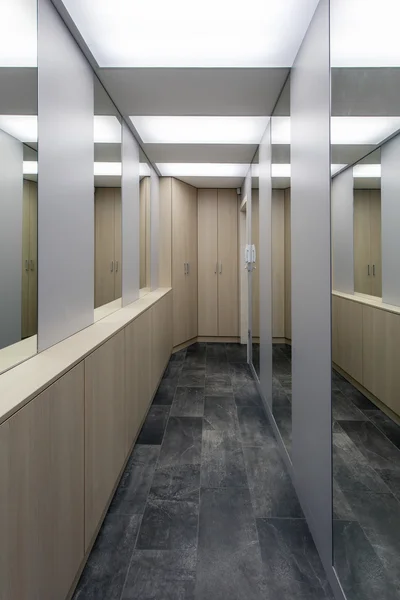 birçok aynalar ile salonu