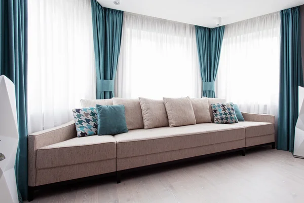 Gran sofá moderno en la habitación — Foto de Stock