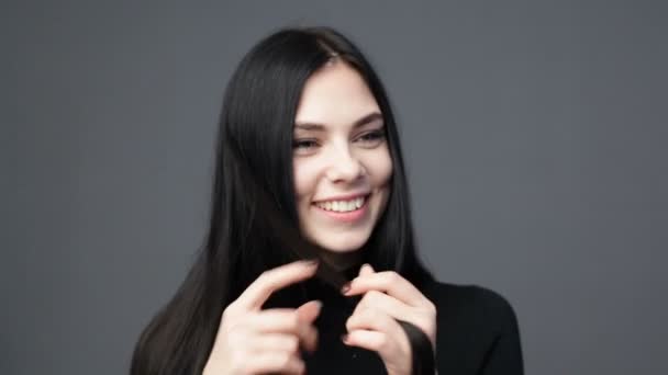 髪の毛からヒゲを作る若い女性 — ストック動画
