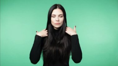 esmer kadın uzun sağlıklı saç gösteren