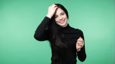 esmer kadın kadar güzel saçlarla oynamak