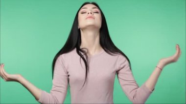 kadın kadar güzel saçlarla oynamak