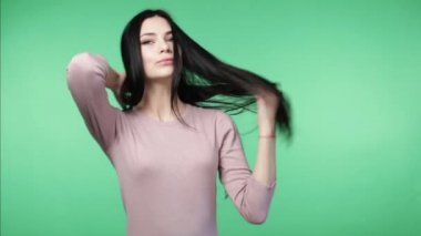 uzun saç gösteren kafa sallayarak kadın