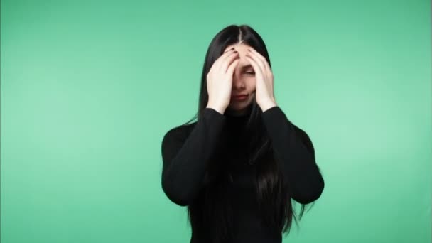 Žena, které prokazují dlouhé zdravé vlasy — Stock video