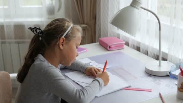 Primer plano niña escribiendo — Vídeos de Stock