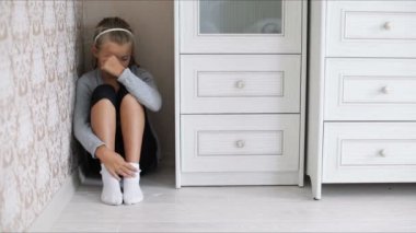 Katta oturan üzgün küçük kız