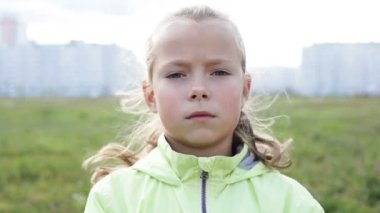 Çatık sonra gülüyor sevimli küçük kız kadar yakın