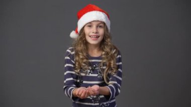 Kadar konfeti atma bir Noel şapkalı küçük kız
