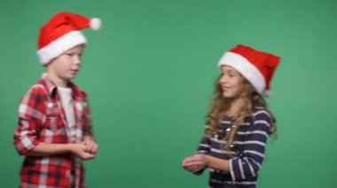 Çocuklar Noel kapaklar konfeti atma