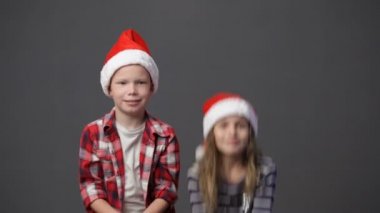 Sevimli erkek ve kız konfeti kadar savurma Noel kapaklar