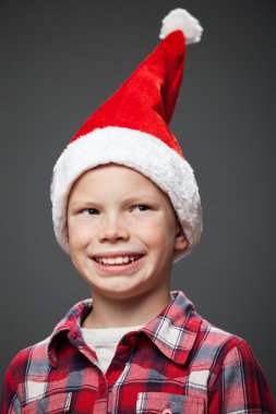 gülümseyen bir çocuk portresi