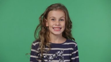 Sevimli küçük kız gülümsüyor