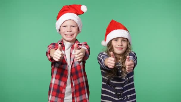 Couple d'enfants en casquettes de Noël — Video