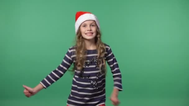 Roztomilá holčička v matení čepici Santa Clause — Stock video