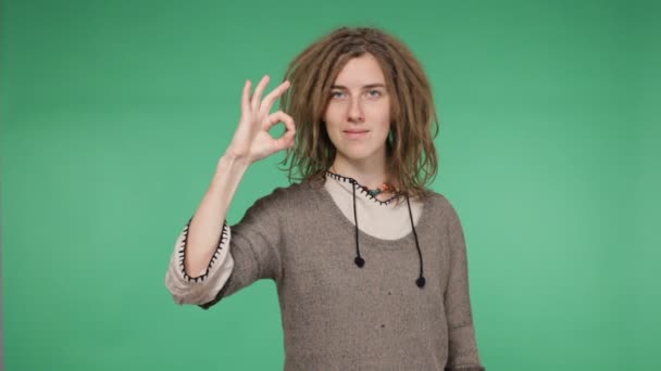 Schöne Hipster-Frau mit Dreadlocks, die alle richtige Geste zeigt — Stockvideo