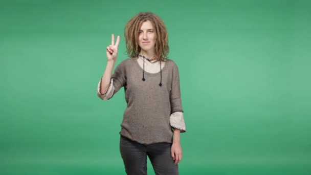 Güzel hipster kadın barış gösterilen dreadlocks ile — Stok video