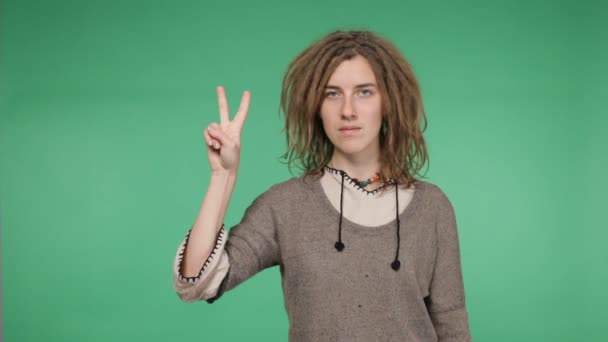 Vacker hipster kvinna med dreadlocks visar fred — Stockvideo