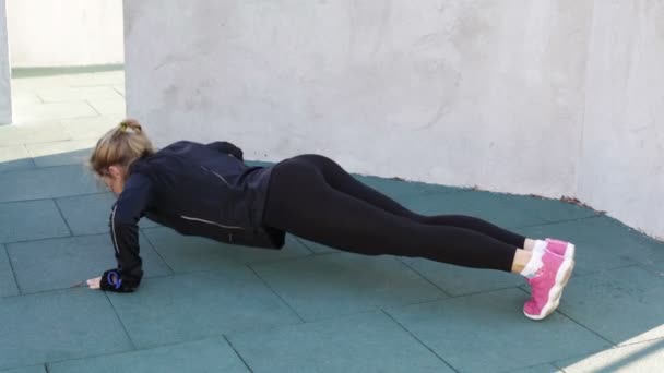 Fitness vrouw doet push ups — Stockvideo