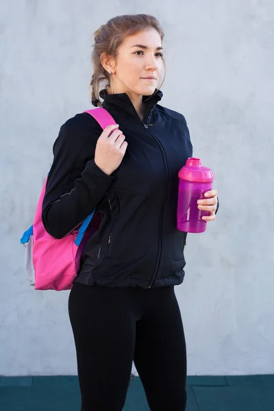Bir shaker tutan fitness kadın — Stok fotoğraf