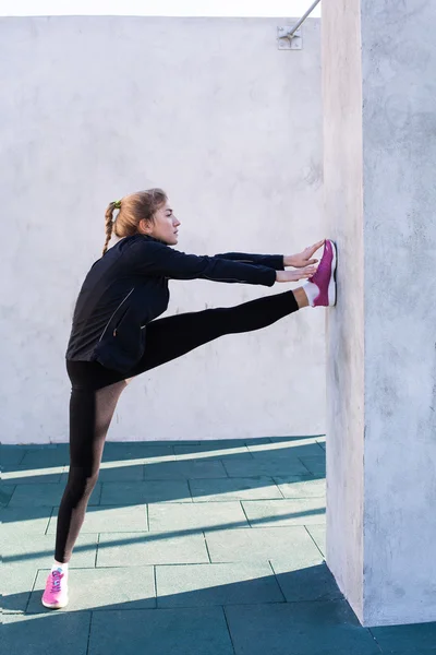 Fitness femeie face stretching — Fotografie, imagine de stoc