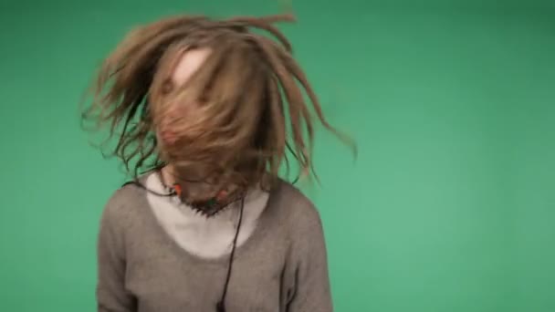 有恐惧头发的年轻女孩 — 图库视频影像
