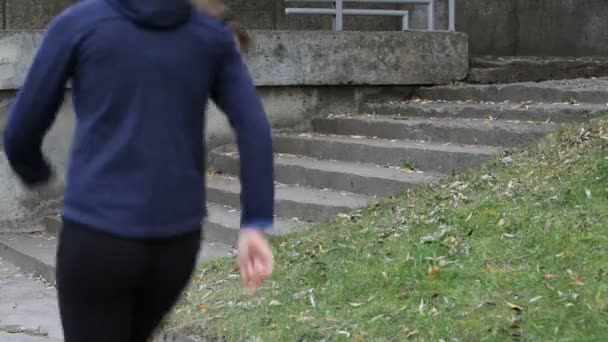 The scamper in the autumn park — Stockvideo