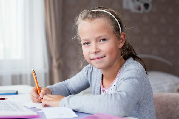 Маленька школярка робить домашнє завдання — стокове фото