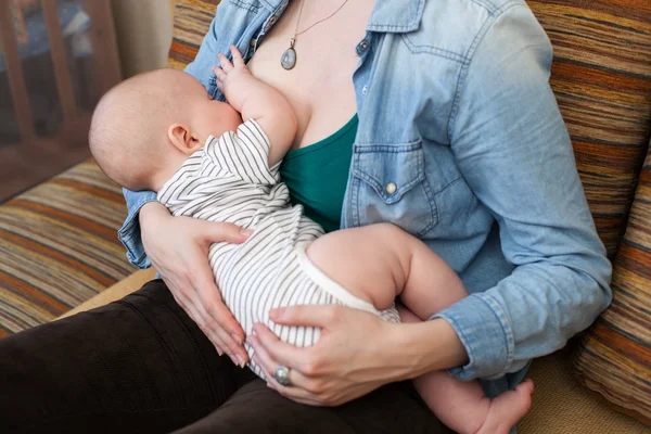 Madre sosteniendo al bebé en la mano — Foto de Stock